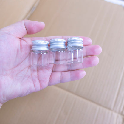 Doorzichtige glazen flessen met zilverkleurige doppen