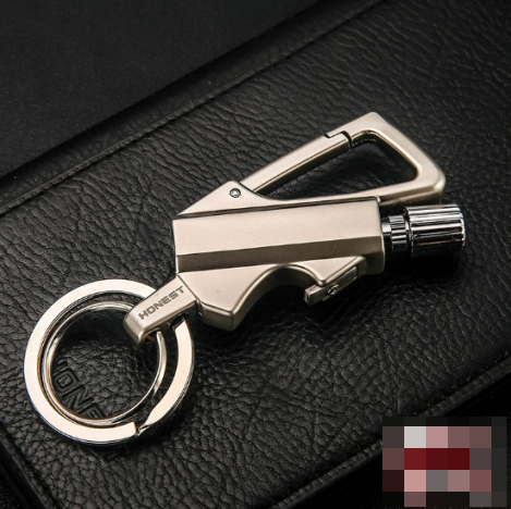 Sleutelhanger in zakformaat met aansteker en flesopener