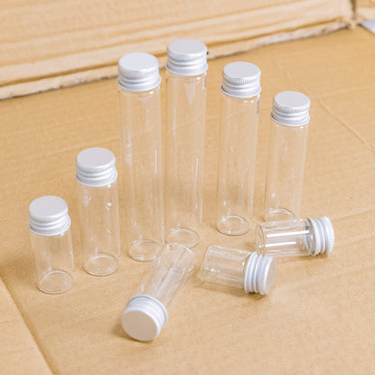 Doorzichtige glazen flessen met zilverkleurige doppen